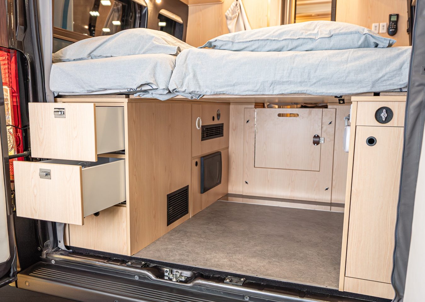 Panoramic GL, cargo, chambre, bedroom, RAM, ProMaster, back, interior, VR, RV, Class B