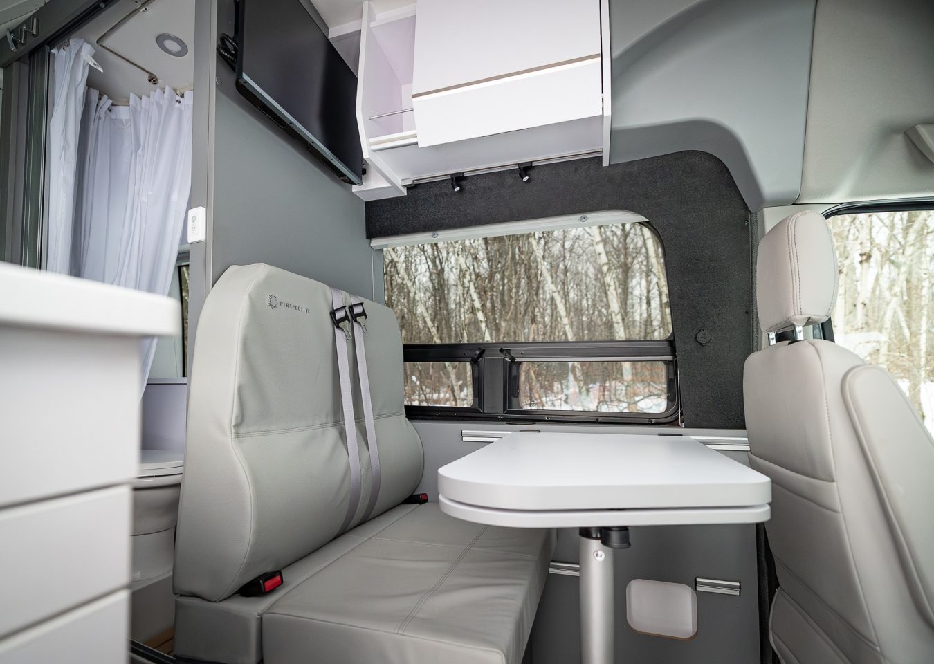 Perspective, Ford, Transit, VR, RV, intérieur, Chambly, salle à manger, banquette, fenêtre, table