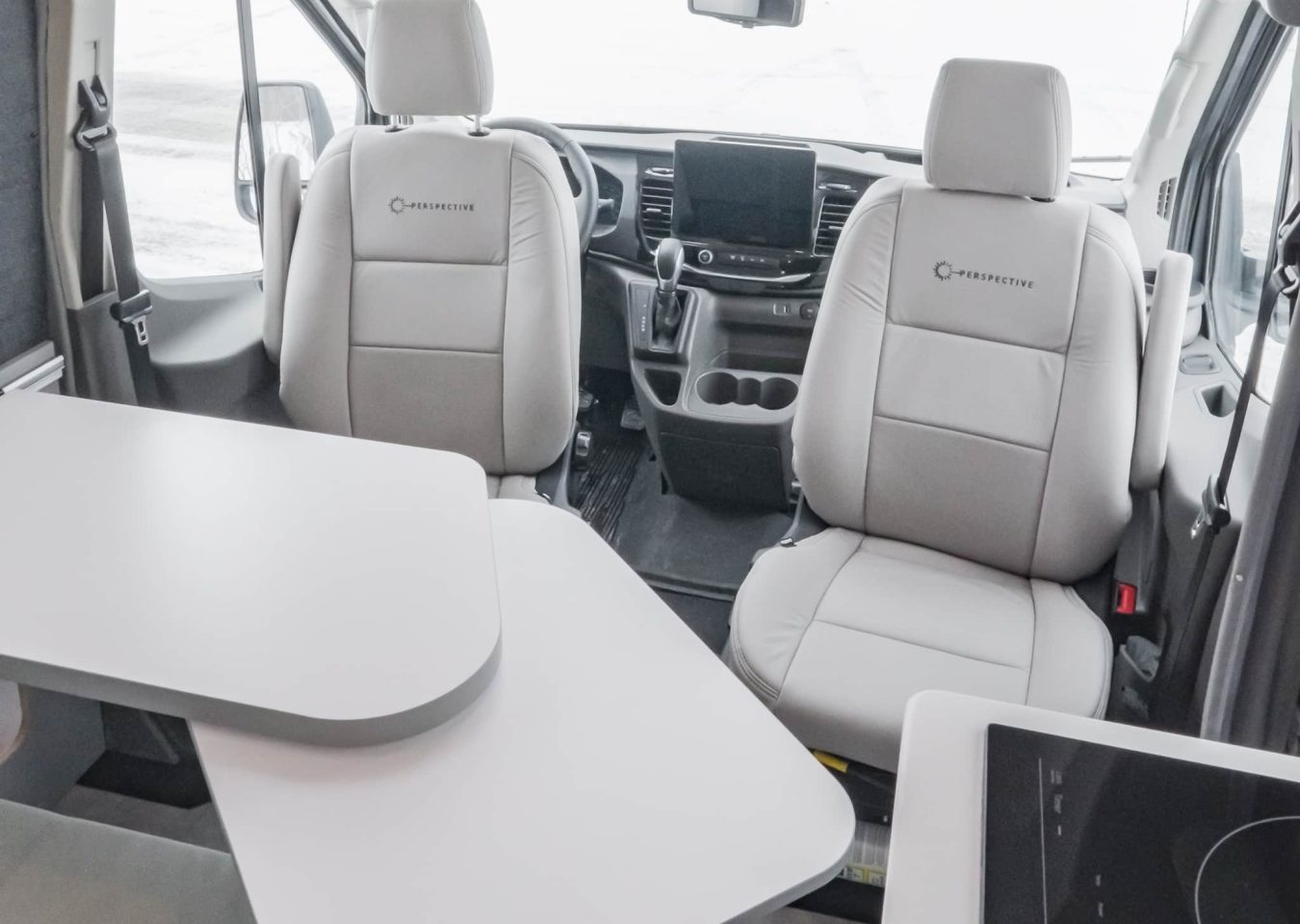 Perspective, Ford, Transit, VR, RV, intérieur, Chambly, cuisine, table, sièges, salle à manger